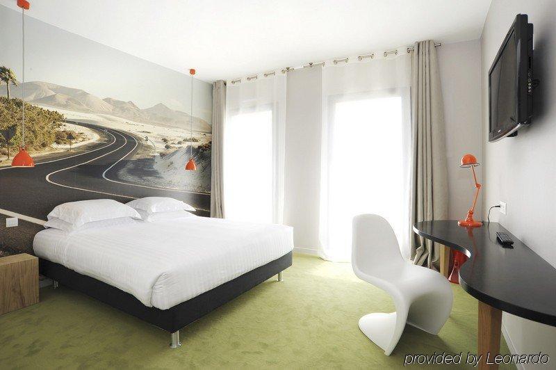 L'Echappee Belle Hotel LʼIsle-Jourdain Екстериор снимка