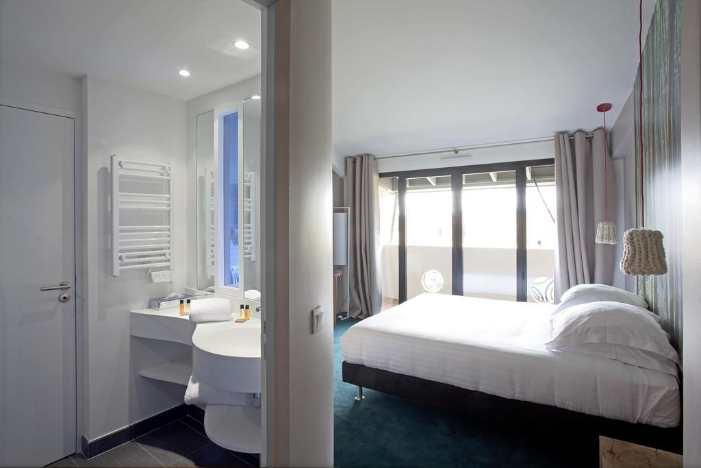 L'Echappee Belle Hotel LʼIsle-Jourdain Екстериор снимка