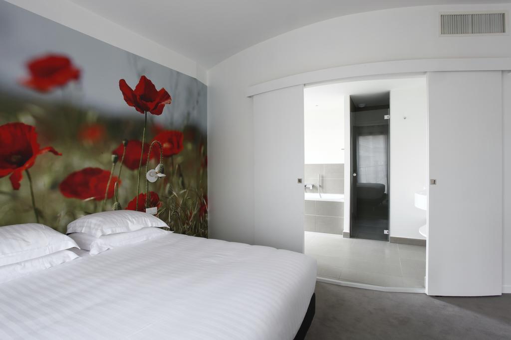 L'Echappee Belle Hotel LʼIsle-Jourdain Екстериор снимка